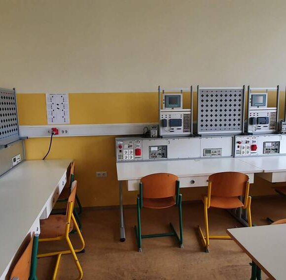 (Slovenian) A015 – učilnica elektrotehnike