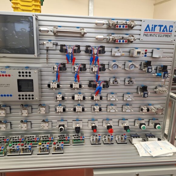 (Slovenian) B104 – učilnica za strokovno izobraževanje krmilne tehnike