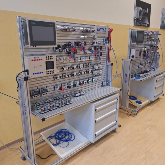 (Slovenian) B104 – učilnica za strokovno izobraževanje krmilne tehnike